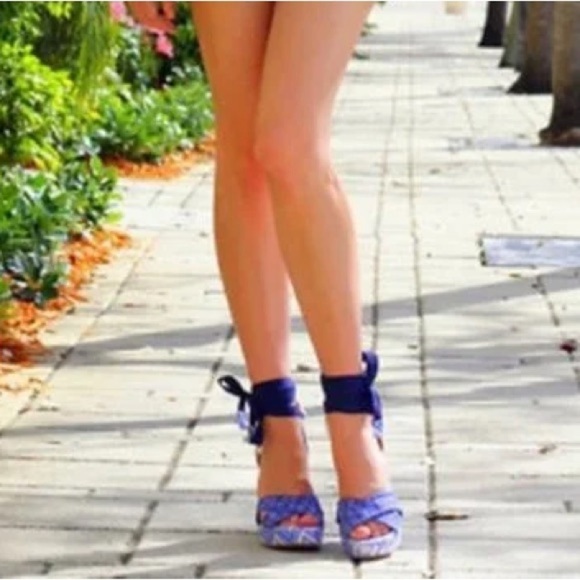 THEODORA & CALLUM X STUART WEITZMAN BIARRITZ HOLIDAY BLUE AZTEC PRINT WEDGE - Picture 2 of 11